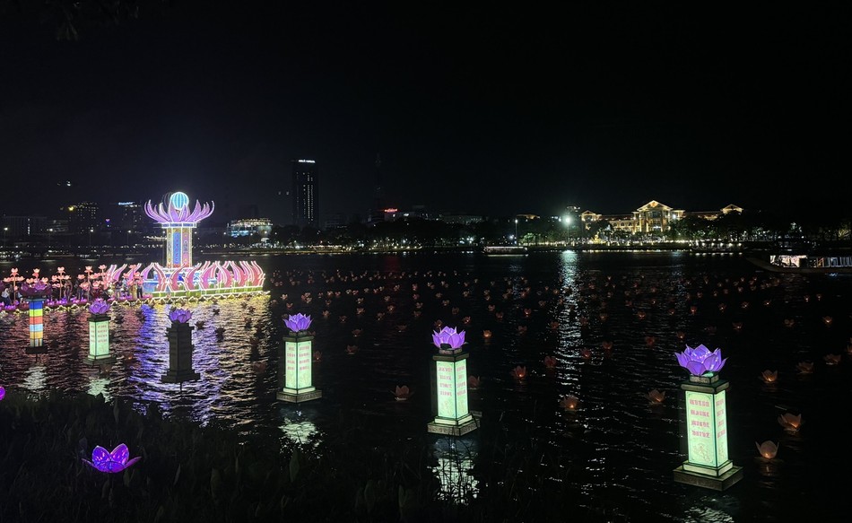 Toàn cảnh đêm hoa đăng trên sông Hương