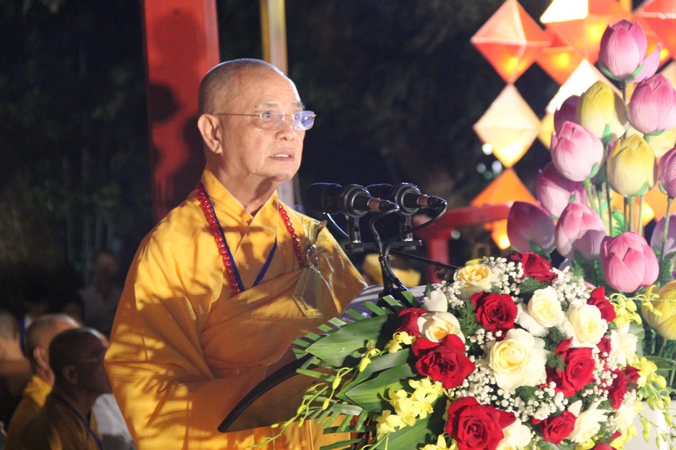 Hòa thượng Thích Huệ Phước đọc diễn văn khai mạc lễ hội