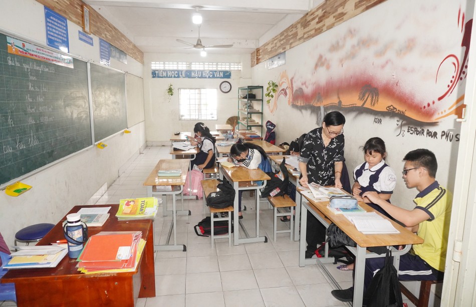 Cô Xuân Quỳnh trong một buổi hướng dẫn các em học sinh lớp 5 Cô Xuân Quỳnh trong một buổi hướng dẫn các em học sinh lớp 5