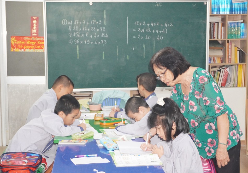 Cô Xuân Minh dạy kèm cho các em Cô Xuân Minh dạy kèm cho các em