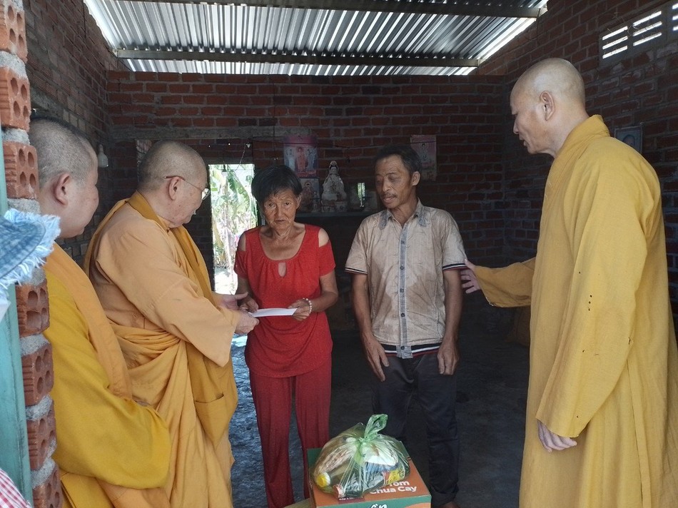 Đoàn đến tận nhà trao quà cho người bị bệnh Đoàn đến tận nhà trao quà cho người bị bệnh