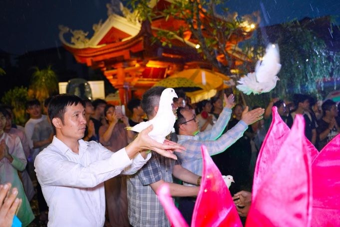 Thả bồ câu cầu nguyện quốc thái dân an Thả bồ câu cầu nguyện quốc thái dân an