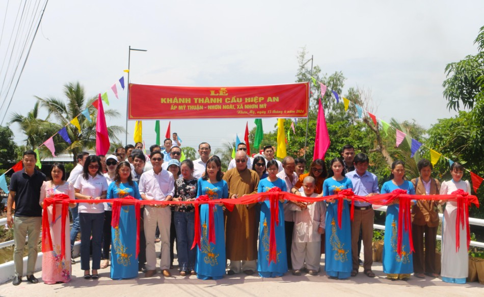 Cắt băng khánh thành cầu Hiệp An