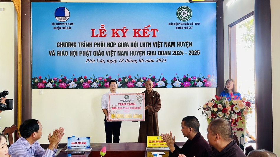 Trao bảng tượng trưng tặng ngôi nhà Khăn quàng đỏ trị giá 80 triệu đồng Trao bảng tượng trưng tặng ngôi nhà Khăn quàng đỏ trị giá 80 triệu đồng