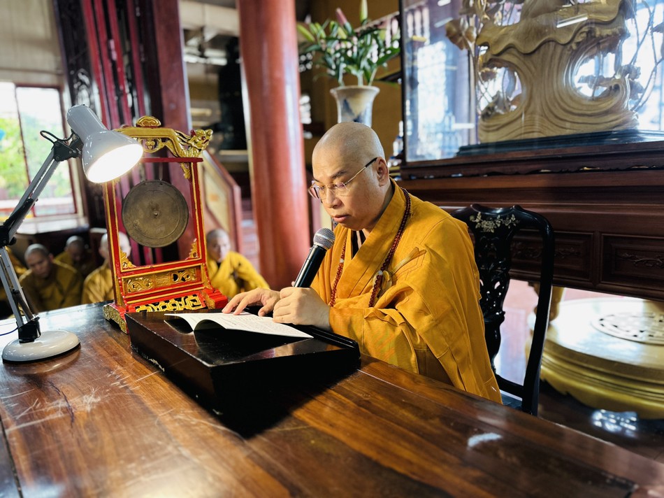 Thượng tọa Thích Minh Nhựt, Trưởng ban Trị sự GHPGVN Q.Phú Nhuận đại vị thuyết giới Tỳ-kheo, Bồ-tát