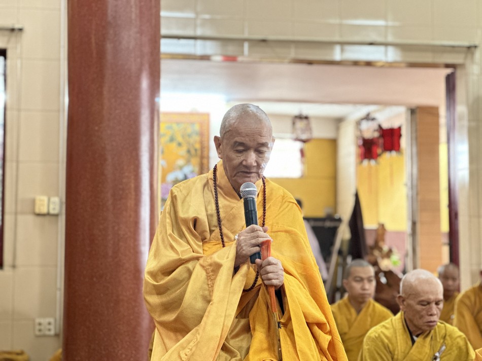 Trưởng lão Hòa thượng Thích Thanh Hùng sách tấn hành giả an cư