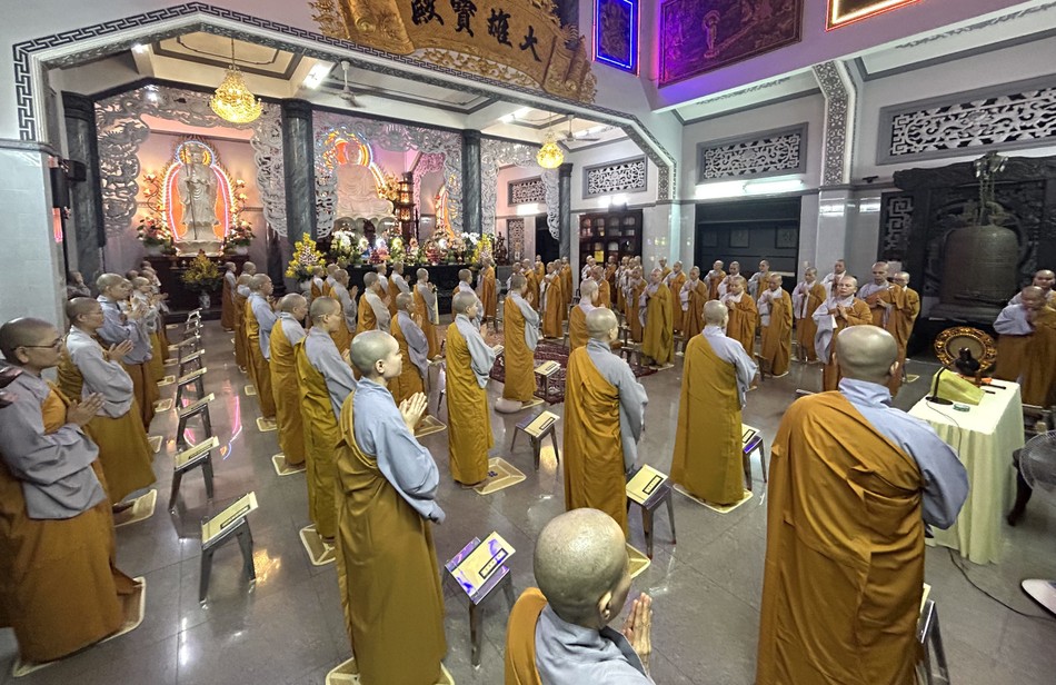 Chư Ni hành giả an cư tại chỗ và tập trung vân tập về tổ đình Kim Sơn để Bố-tát