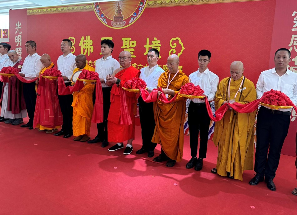 Cắt băng khai mạc khu vực triển lãm Kỷ niệm 60 năm trùng kiến bảo tháp xá-lợi răng Phật tại chùa Linh Quang Cắt băng khai mạc khu vực triển lãm Kỷ niệm 60 năm trùng kiến bảo tháp xá-lợi răng Phật tại chùa Linh Quang