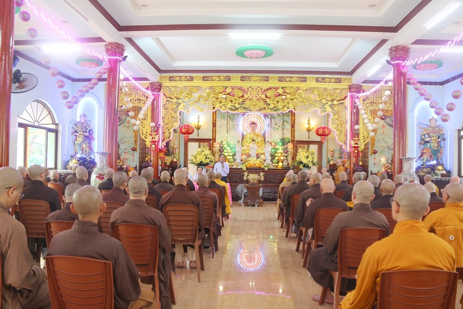 Chư Tăng lắng nghe phát biểu của Chủ tịch Ủy ban MTTQVN H.Hóc Môn Lý Hiếu Thanh Chư Tăng lắng nghe phát biểu của Chủ tịch Ủy ban MTTQVN H.Hóc Môn Lý Hiếu Thanh