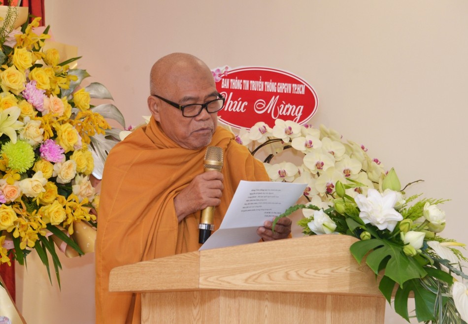 Hòa thượng Thích Giác Toàn đọc thơ tặng hội chúng