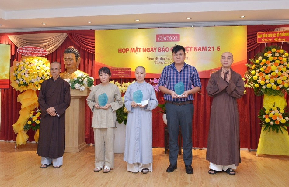 Trao giải tác phẩm được bạn đọc yêu thích nhất và những tác phẩm ở top 12 Trao giải tác phẩm được bạn đọc yêu thích nhất và những tác phẩm ở top 12