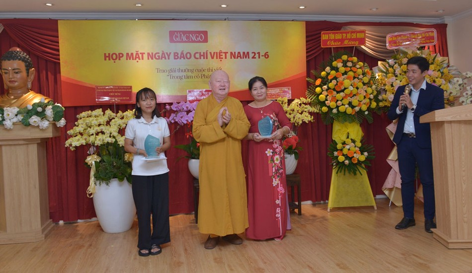 Hòa thượng Thích Duy Trấn trao giải nhì và giải ba Hòa thượng Thích Duy Trấn trao giải nhì và giải ba