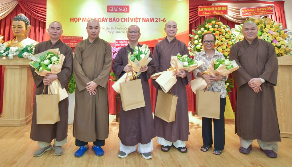 Tặng hoa tri ân Ban Giám khảo cuộc thi Tặng hoa tri ân Ban Giám khảo cuộc thi