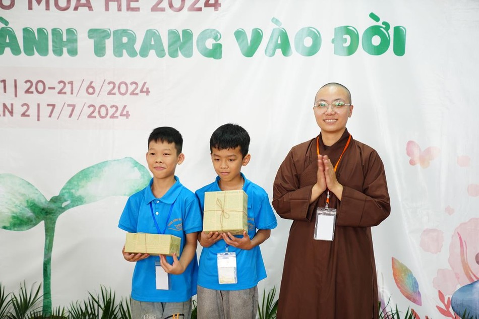 Các bạn khóa sinh tham gia trả lời câu hỏi và được nhận quà Các bạn khóa sinh tham gia trả lời câu hỏi và được nhận quà