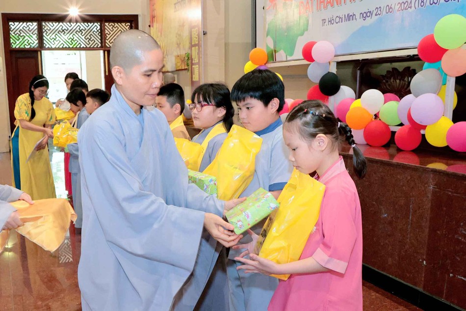 Trao quà đến các em Trao quà đến các em