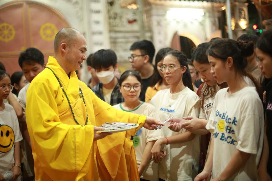 Tặng bút, chuỗi hạt treo tay đến các em học sinh