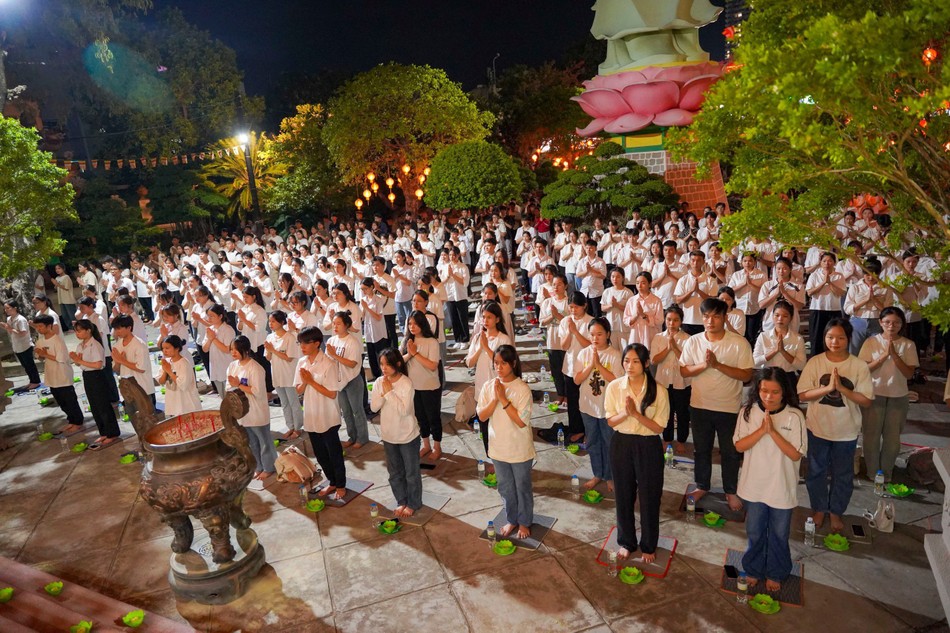 Thành tâm cầu nguyện