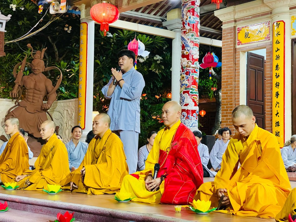 Đại diện các học sinh tham dự buổi lễ dâng lời tri ân