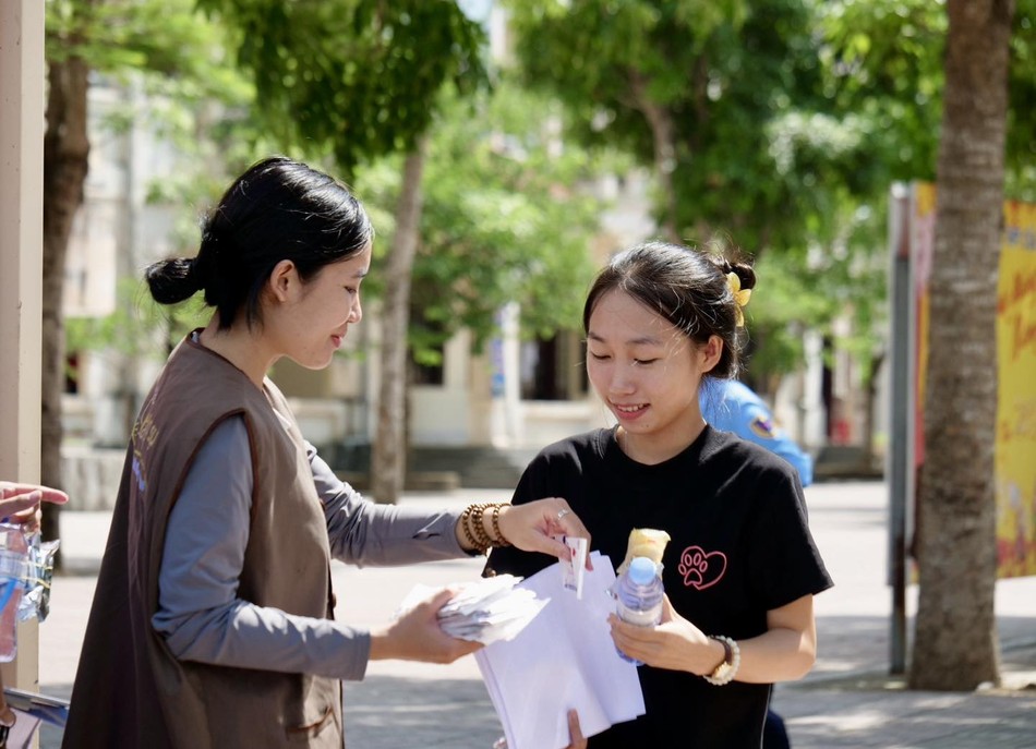 Trao nước uống, khăn ướt đến các thí sinh Trao nước uống, khăn ướt đến các thí sinh