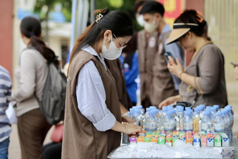 Chuẩn bị nước uống, sữa hộp, khăn ướt chu đáo cho các thí sinh Chuẩn bị nước uống, sữa hộp, khăn ướt chu đáo cho các thí sinh