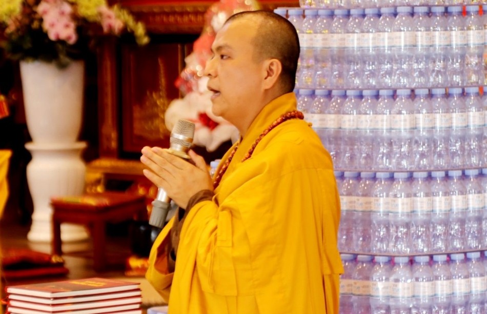 Đại đức Thích Minh Hải báo cáo công tác tổ chức khóa hậu An cư kiết hạ của Phật giáo tỉnh Nghệ An