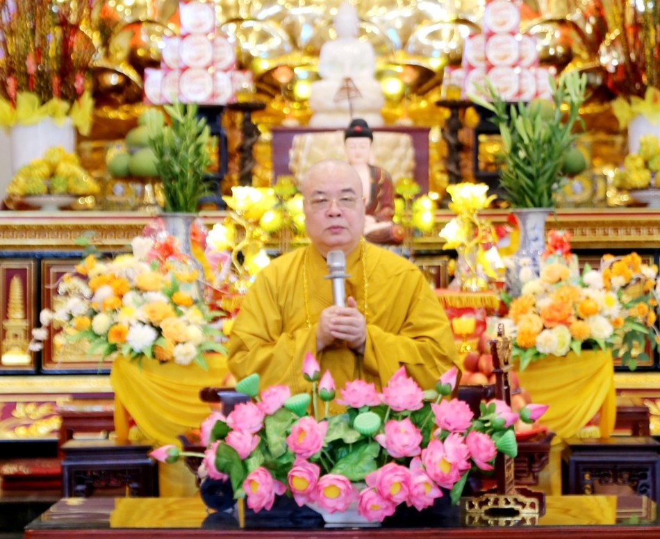 Trưởng lão Hòa thượng Thích Thanh Nhiễu ban đạo từ