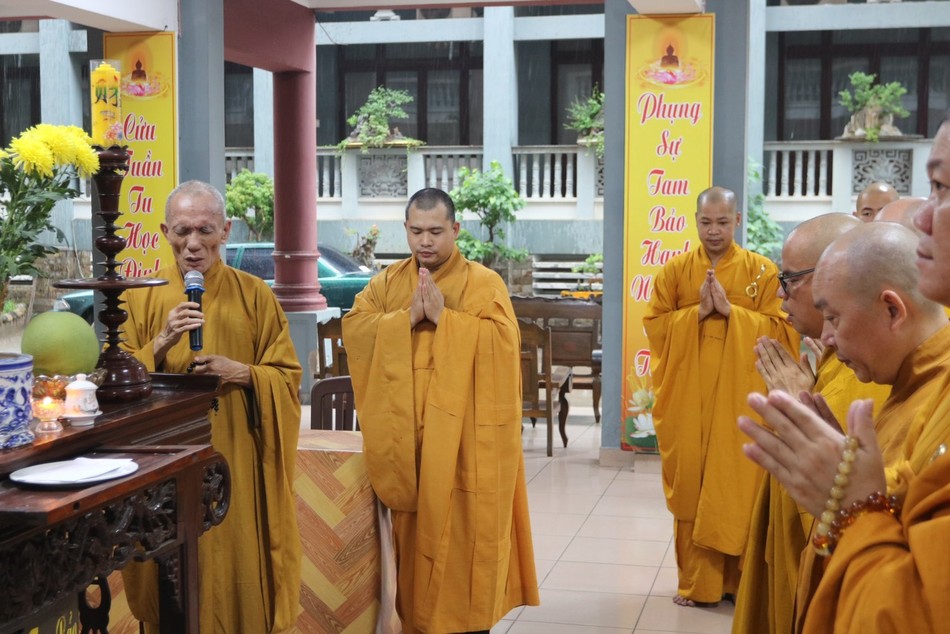 Hòa thượng Thích Huệ Trí, Phó Chủ tịch Hội đồng Trị sự, Phó Thiền chủ trường hạ thiền viện Quảng Đức tiếp đón phái đoàn