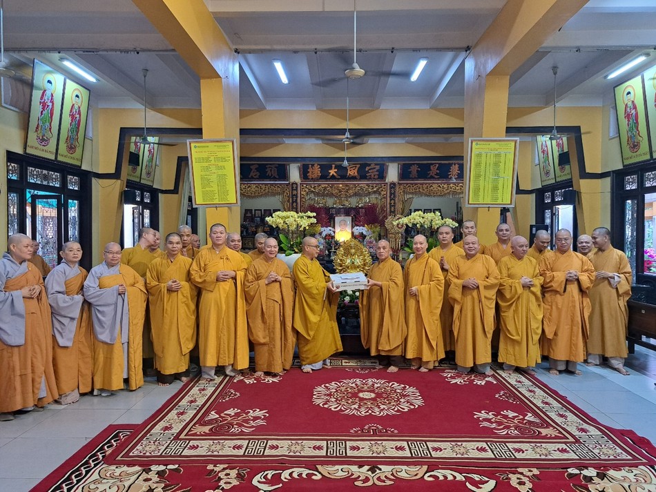 Thượng tọa Thích Thiện Bửu trao phẩm vật cúng dường trường hạ tổ đình Vĩnh Nghiêm
