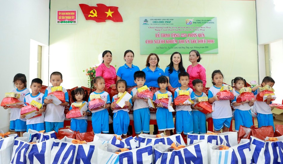 Tặng quà cho các trẻ em hiếu học