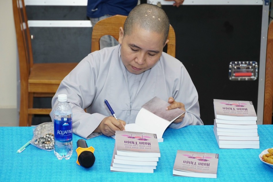 Sư cô Minh Hoa ký tặng sách