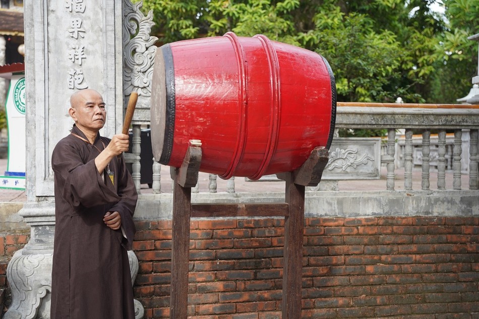 Thượng tọa Thích Nguyên Thành khởi hiệu lệnh trống Thượng tọa Thích Nguyên Thành khởi hiệu lệnh trống