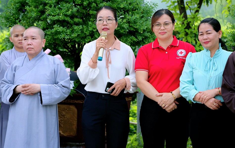 Chủ tịch Ủy ban MTTQVN xã Lê Minh Xuân Nguyễn Thị Hoàng Oanh phát biểu tri ân Chủ tịch Ủy ban MTTQVN xã Lê Minh Xuân Nguyễn Thị Hoàng Oanh phát biểu tri ân