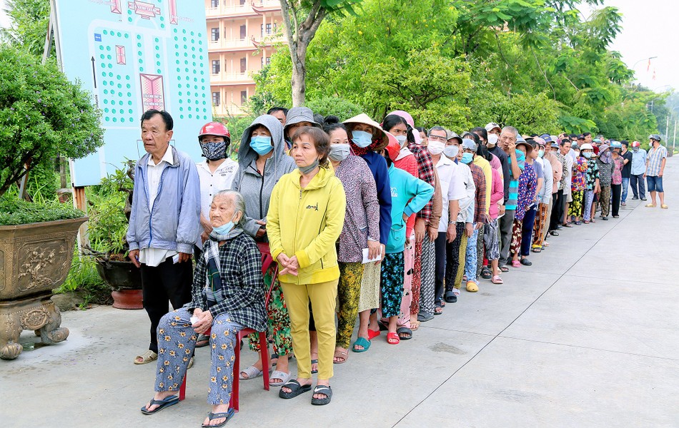 Bà con đến nhận quà tại Học viện Bà con đến nhận quà tại Học viện