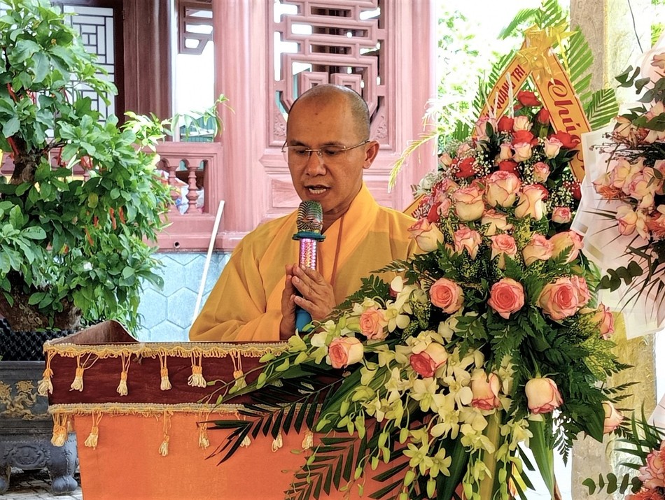 Đại đức Thích Nguyên Chiếu phát biểu khai mạc Đại đức Thích Nguyên Chiếu phát biểu khai mạc