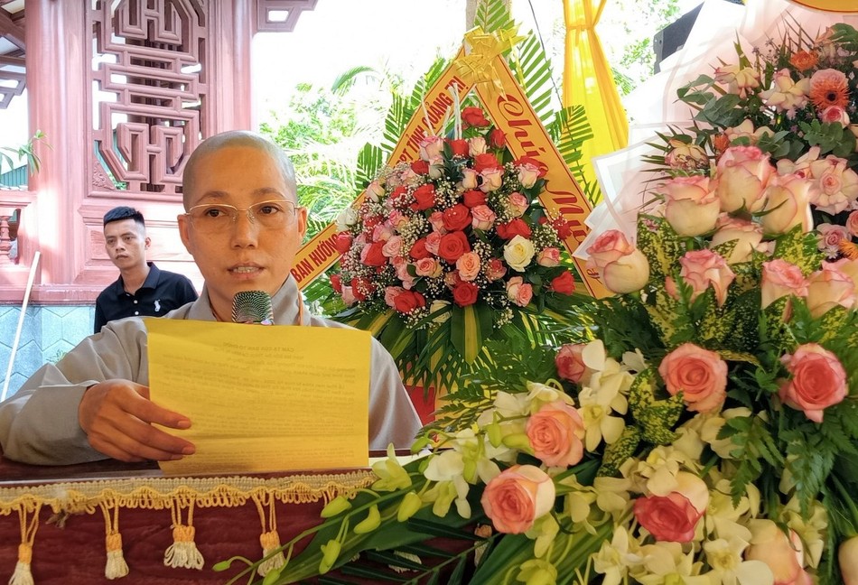 Sư cô Thích nữ Trung Thanh đọc nội quy khóa tu Sư cô Thích nữ Trung Thanh đọc nội quy khóa tu