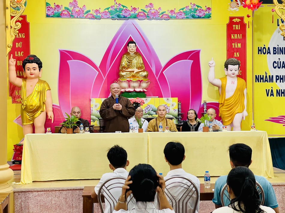 Thượng tọa Thích Quảng Duy phát biểu Thượng tọa Thích Quảng Duy phát biểu