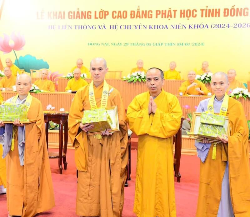 Trao phần thưởng đến Tăng Ni sinh đạt kết quả cao trong kỳ tốt nghiệp