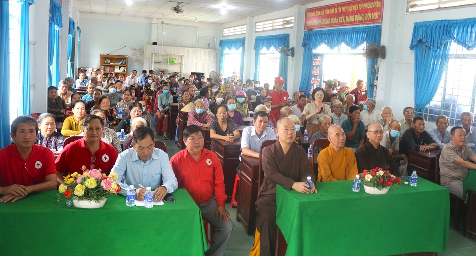 Chư tôn đức cùng các vị trong đoàn tham dự buổi trao quà Chư tôn đức cùng các vị trong đoàn tham dự buổi trao quà