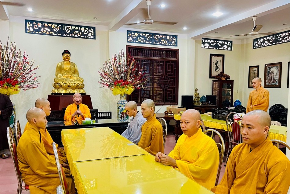 Hòa thượng Thích Nguyên Phước, Trưởng ban Trị sự kiêm Trưởng ban Tăng sự GHPGVN tỉnh Bình Định, Thiền chủ hạ trường tổ đình Long Khánh (TP.Quy Nhơn) tri ân và tán thán công đức Ban Từ thiện xã hội Phật giáo tỉnh cùng các cư sĩ, Phật tử đã đến thăm, cúng dường 3 tháng hạ an cư