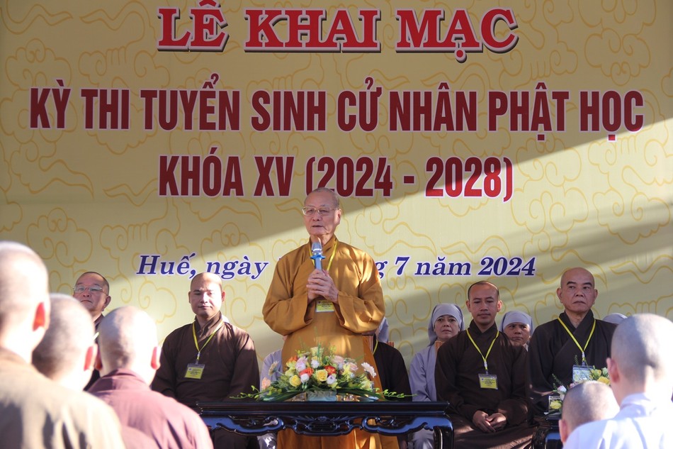 Hòa thượng Thích Hải Ấn khuyến tấn các thí sinh