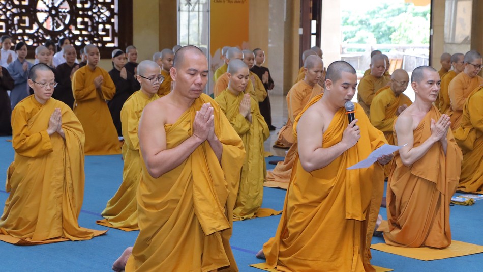 Đại diện hành giả tham dự khóa tu dâng lời phát nguyện Đại diện hành giả tham dự khóa tu dâng lời phát nguyện