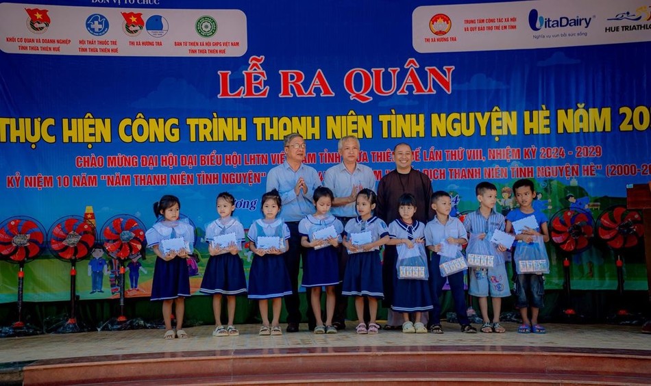 Tặng quà đến các em học sinh ở các trường Tiểu học trên địa bàn thị xã Tặng quà đến các em học sinh ở các trường Tiểu học trên địa bàn thị xã