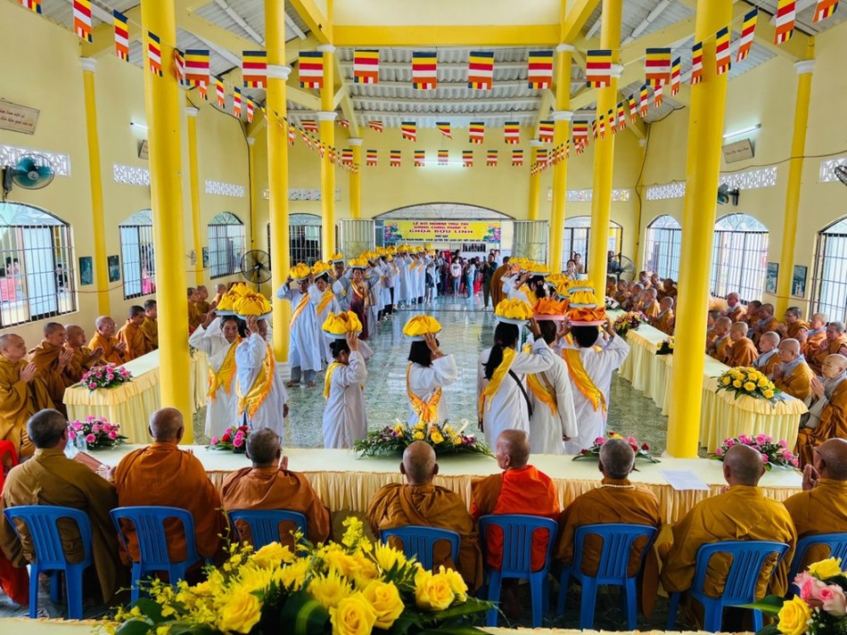 Đạo tràng Phật tử dâng pháp y cúng dường Đạo tràng Phật tử dâng pháp y cúng dường