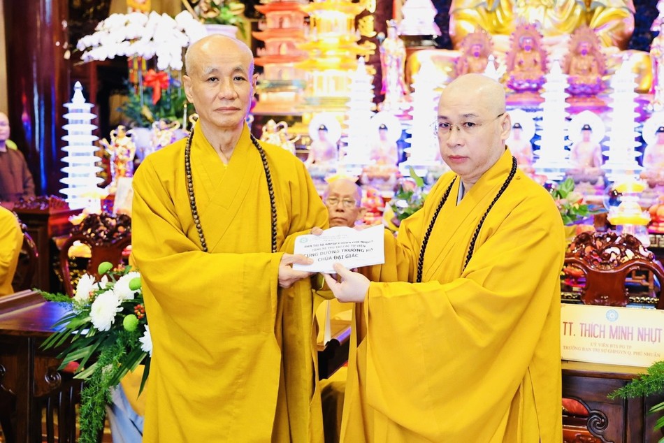 Trao tịnh tài cúng dường đến Thượng tọa Thích Minh Kính, trụ trì chùa Đại Giác kiêm Hóa chủ hạ trường Trao tịnh tài cúng dường đến Thượng tọa Thích Minh Kính, trụ trì chùa Đại Giác kiêm Hóa chủ hạ trường