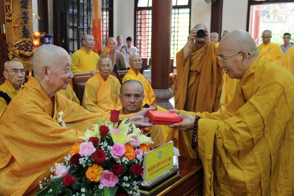 Đức Pháp chủ trao tịnh tài cúng dường đến chư hành giả an cư tại cố đô