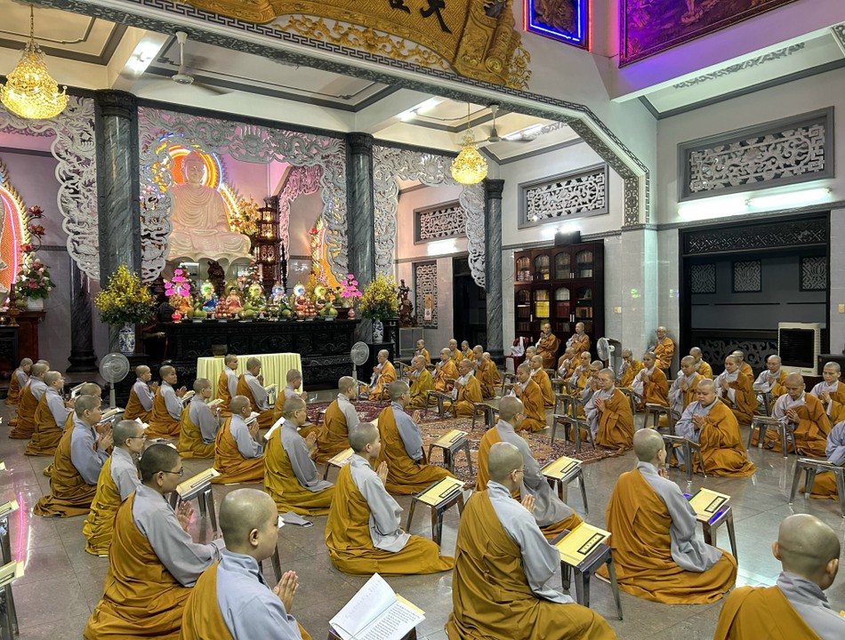 Chư Ni cùng nhau Bố-tát, thính giới tại tổ đình Kim Sơn Chư Ni cùng nhau Bố-tát, thính giới tại tổ đình Kim Sơn