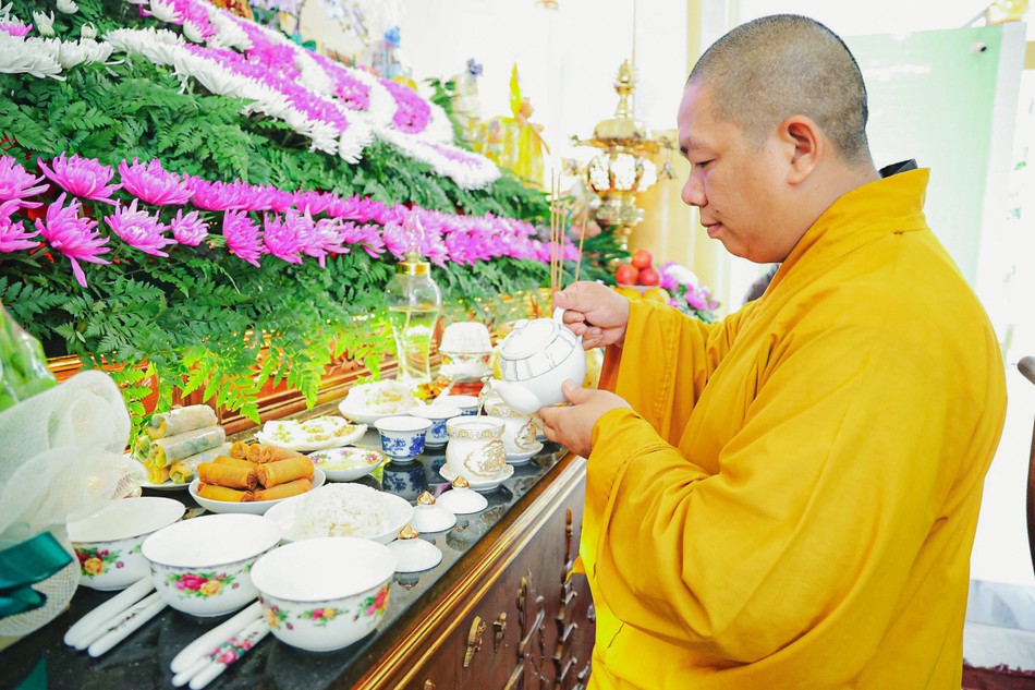 Môn đồ đệ tử dâng trà cúng dường Môn đồ đệ tử dâng trà cúng dường