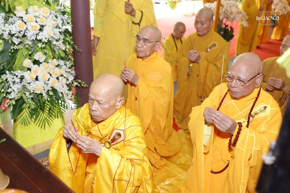 Trưởng lão Hòa thượng Thích Chơn Tế, Thành viên Hội đồng Chứng minh cùng chư tôn Trưởng lão Hòa thượng Hội đồng Chứng minh viếng tang