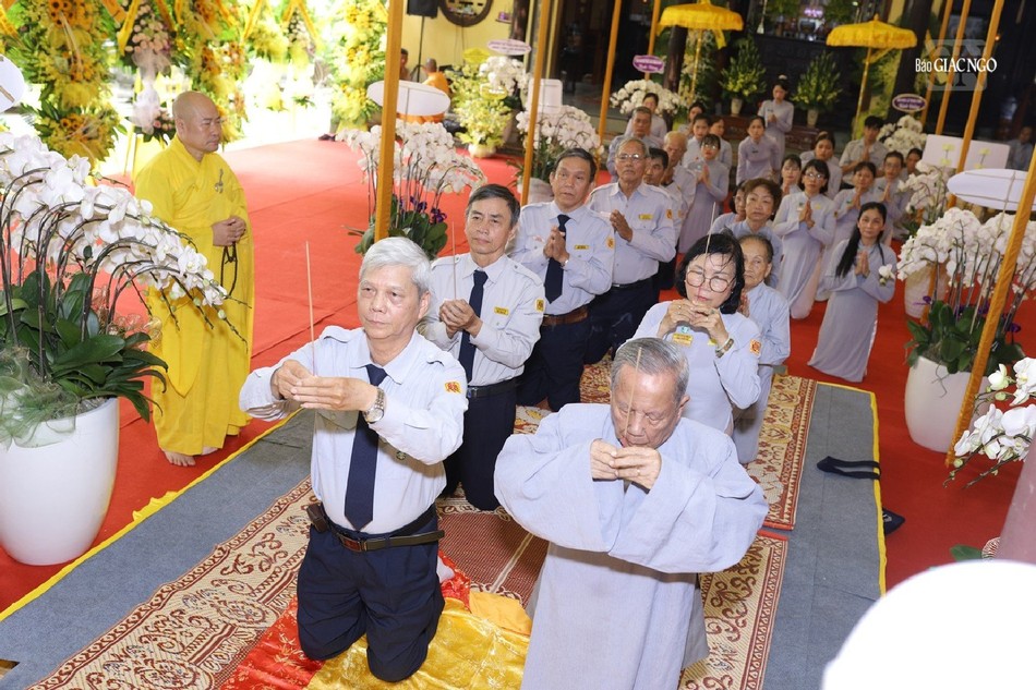 Ban Hướng dẫn Phật tử tỉnh Thừa Thiên Huế dâng hương tưởng niệm Giác linh Hòa thượng