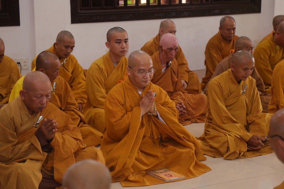 Chư Tăng thính giới Chư Tăng thính giới